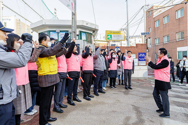 공무원 어린이 안심등교 기동반 모습(사진=강서구청 제공)