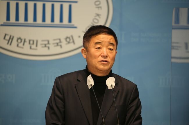 더불어민주당 강득구 의원은 6일 국회에서 기자회견을 열어 &lsquo;학교 급식종사자의 폐암검진 결과&rsquo;에 대해 발표하고 교육부와 교육청의 대책 마련을 촉구했다.