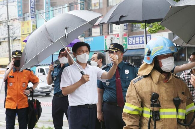 조용익 부천시장이 지난해 8월 수해 발생 현장을 방문해 상황을 점검하고 있다. (사진제공=부천시청)
