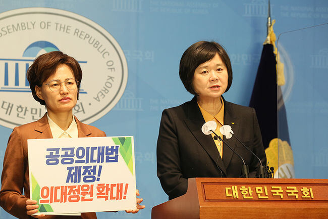 6일 오전 국회 소통관에서 열린 '노동·시민사회·정당 의사인력 확충 관련 공동활동 선포 합동 기자회견'에서 정의당 이정미 의원이 발언하고 있다.