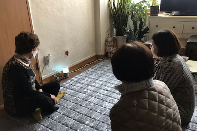 AI 스피커와 대화하는 어르신 모습(사진=영등포구청 제공)