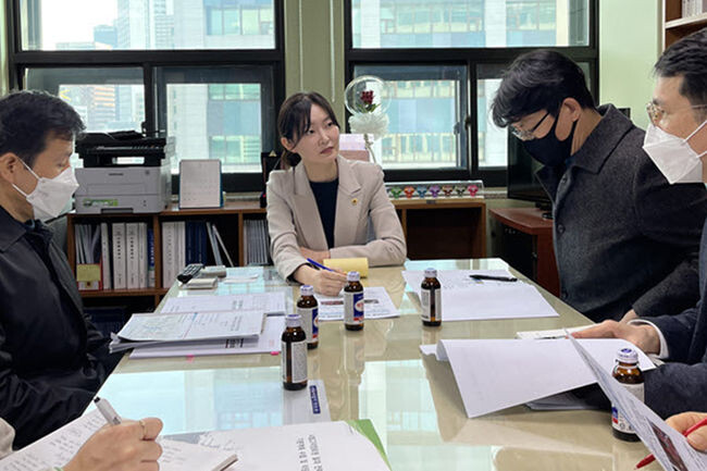 김혜지 의원(국민의힘&middot;강동1)이 '시립고덕양로원 일대 전략거점개발 기본계획 수립 및 타당성조사' 연구용역 중 주민요구시설 설문조사의 부실을 지적하고 재검토를 촉구했다.