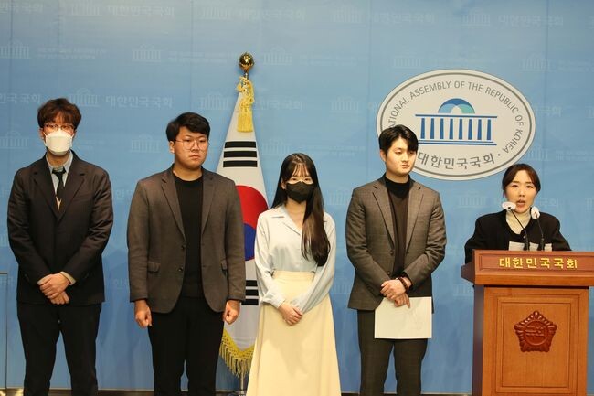 7일 더불어민주당 소속 청년 정치인들이 국회 소통관에서 기자회견을 열었다.