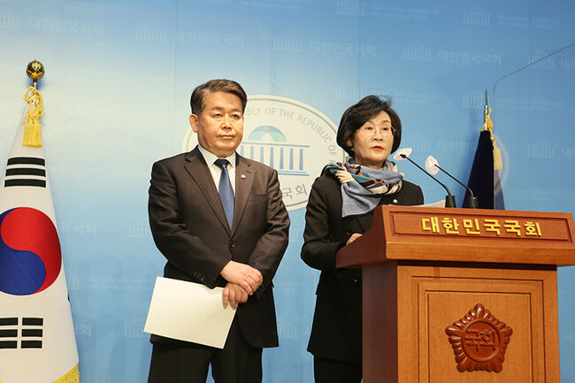 8일 오전 국회 소통관에서 열린 '민주평통 사무처장 석동현 파면촉구 기자회견문'에서 국회 외교통일위원회 더불어민주당&middot;무소속 국회의원 13명이 민주평통 사무처장 석동현의 즉각 파면을 주문하고 있다.