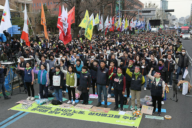 전국민주노동조합총연맹(이하 민노총)이 주관한 8일 오후 종로 보신각에서 개최된 '2023 세계여성의 날 전국노동자대회' 모습
