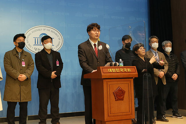 9일 오전 국회 소통관에서 열린 '실효성 없는 수석대교 전면 재검토 촉구 기자회견'에서 반대 단체들이 모여 발언하고 있다.