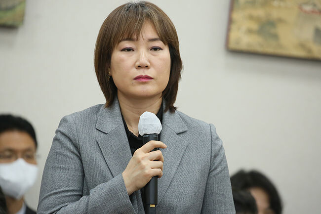 9일 오전 국회 본관에서 열린 교육부 전체회의에서 천명선 서울대학교 입학본부장이 의원들의 질의에 답변하고 있다.