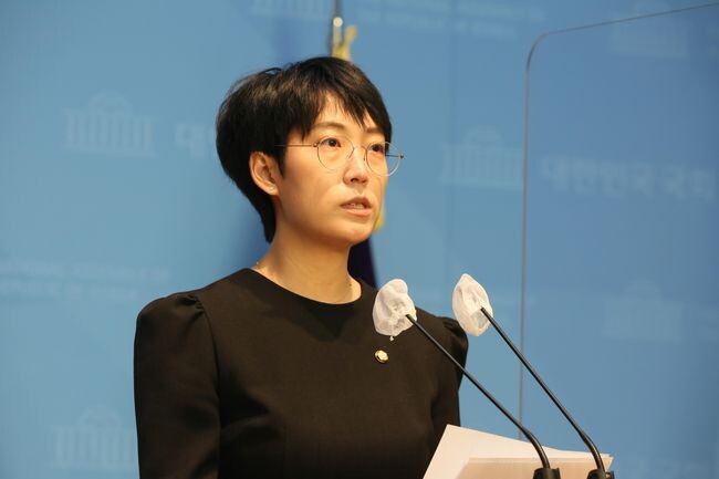 정의당 장혜영이 9일 국회 소통관에서 기자회견을 열었다.
