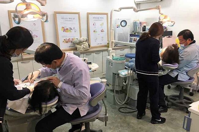 동작구가 장애인 대상으로 무료 치과 진료서비스를 제공하고 있는 모습(사진=동작구청 제공)