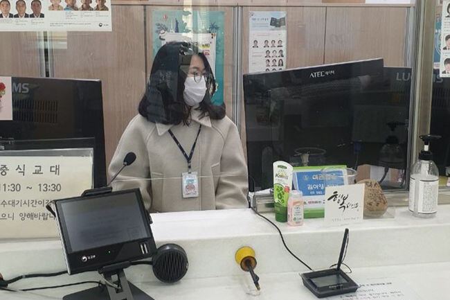 공무원증 삽입이 가능한 목걸이 형태의 휴대용 녹음기 착용 모습(사진=구로구청 제공)