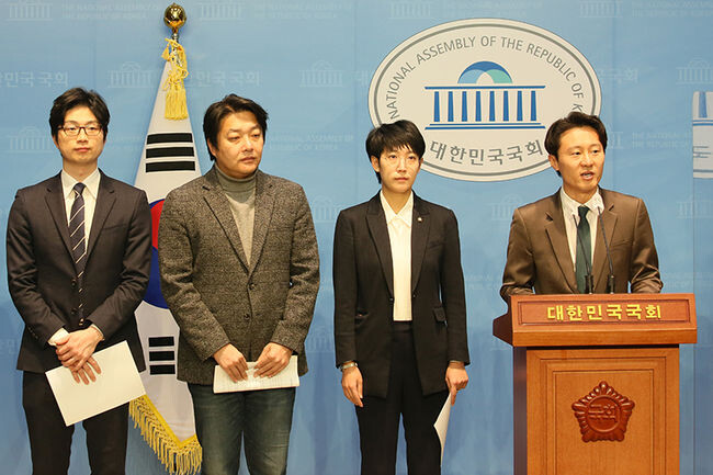 10일 오후 국회 소통관에서 열린 '선거법 처리 법정시한 준수 촉구 기자회견'에서 정치2050 의원들이 모여 발언하고 있다.