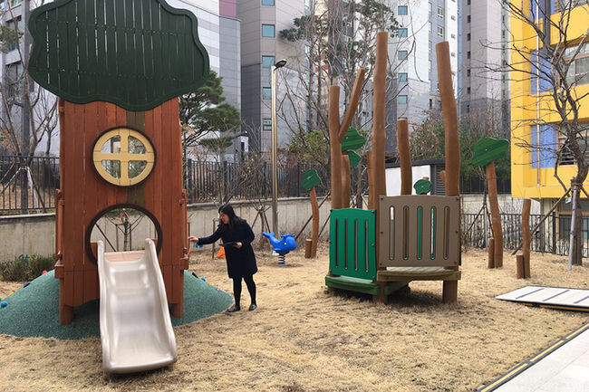 지난해 어느 구립어린이집 내 놀이시설 지도·점검 중인 모습(사진=동작구청 제공)