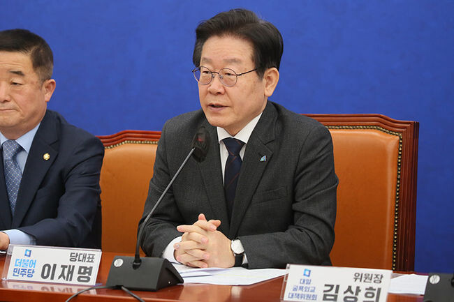 13일 오전 국회 본청 더불어민주당 원내대표회의실에서 열린 대일굴욕외교대책위원회(이하 위원회) 출범식에서 이 대표가 인사말을 전하고 있다.