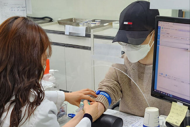 동작구보건소 건강검진실에서 채혈하는 모습(사진=동작구청 제공)