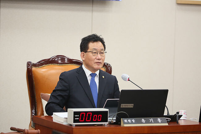 유기홍 의원이 <span lang="EN-US">13