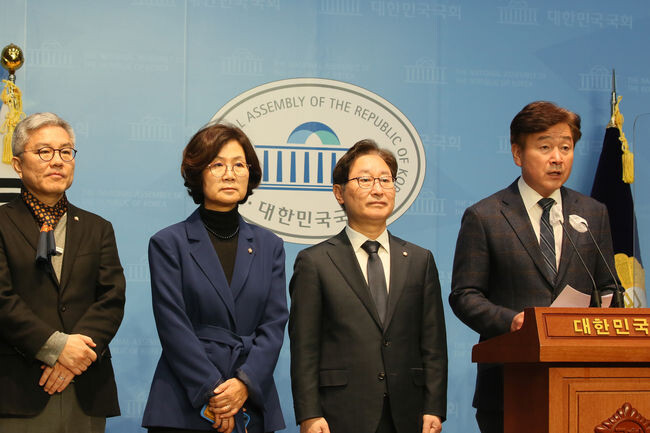 기동민 국회 법제사법위원회 더불어민주당 간사를 비롯한 위원들이 14일 서울 여의도 국회 소통관에서 기자회견을 열어 윤석열 정부의 인사 참사에 대해 한동훈 법무부 장관의 사과 및 재발 방지책 마련을 촉구했다.
