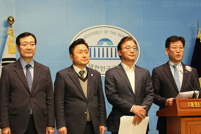 부산·울산·경남 지역 소속 더불어민주당 국회의원들이 14일 오후 국회 소통관에서 열린 '가덕신공항 건설 방안 관련 기자회견'에서 발언하고 있다.