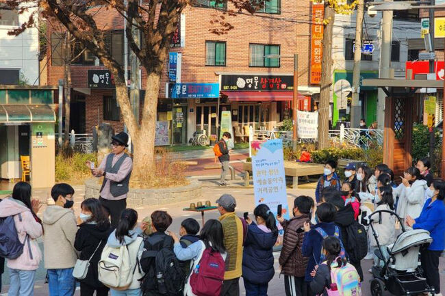 청년 예술인이 구민들 앞에서 마술퍼포먼스를 선보이고 있다.(사진=관악구청 제공)