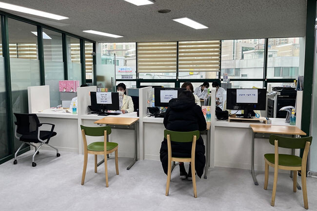지난 8일 임산부와 아기가 임신-출산-양육 기간 원스톱 건강관리를 받을 수 있는 &lsquo;모자건강센터&rsquo;를 개소한 모습(사진=동작구청 제공)