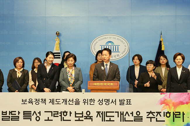 15일 오전 국회 소통관에서 열린 '윤석열 정부의 보육정책 제도개선을 위한 성명서 발표 기자회견'에서 한가연이 기자회견을 진행하고 있다.
