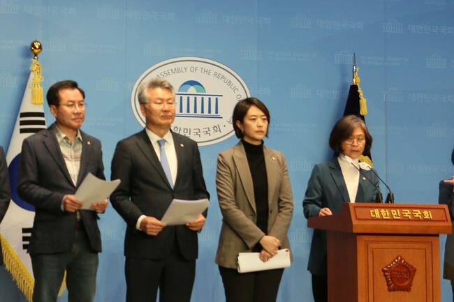 더불어민주당 언론자유특별위원회는 15일 국회 소통관에서 기자회견을 열었다.