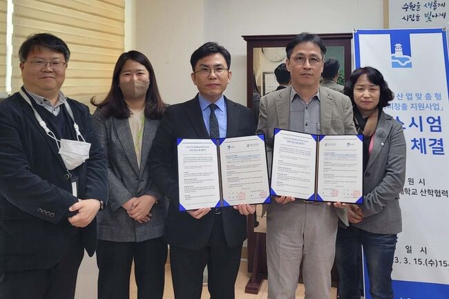 오민범 수원시 경제정책국장(오른쪽 2번째), 황룡 동남보건대 산학협력단장 등이 협약 후 함께하고 있다. (사진제공=수원시청)