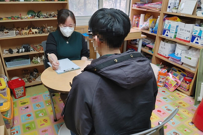 사례관리사와 상담하는 청소년(사진=관악구청 제공)