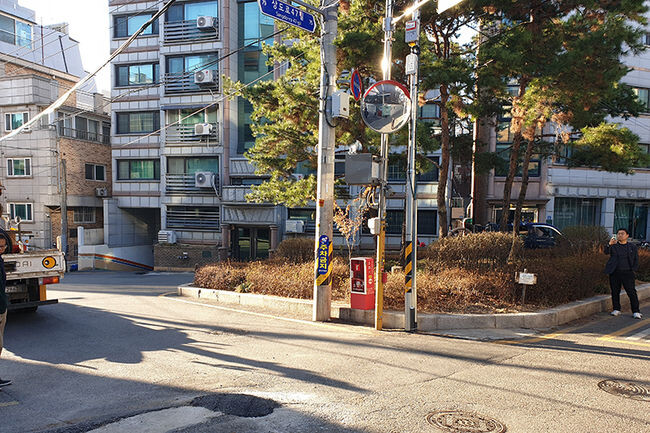 &lsquo;상도1동 440 앞 골목길 앞&rsquo; 전신주 이설 후 모습(사진=동작구청 제공)