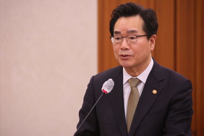 농림축산식품부 정황근 장관이 16일 서울 여의도 국회에서 열린 농림축산식품해양수산위원회 전체회의에 참석했다.