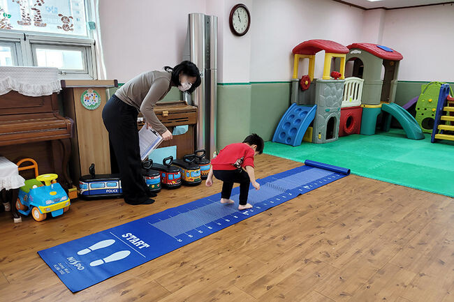 구로구보건소 신체 스크리닝 사업-순발력 측정을 위한 제자리 멀리뛰기를 하고 있는 모습(사진=구로구청 제공)