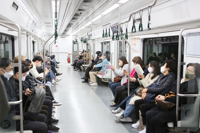 20일 병원 등 의료기관과 노인요양시설 등 감염취약시설, 일반 약국을 제외하고 대중교통에서의 마스크 착용 의무가 해제됐다.