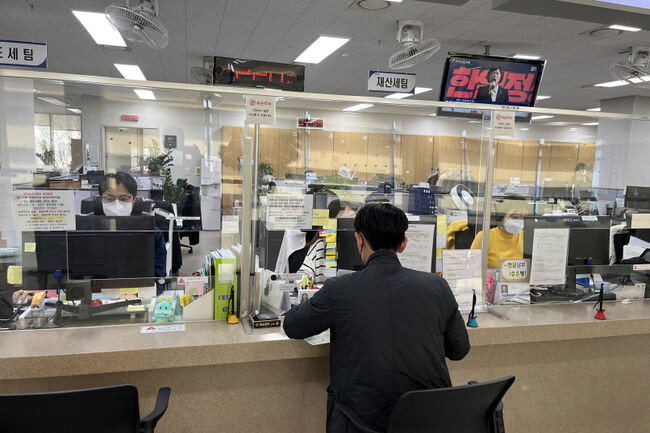 수지구 관계자가 생애최초 주택 구입 시민을 상담하고 있다. (사진제공=용인시청)