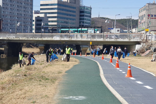 경안천 일대에서 환경정화 활동을 펼친 처인구청 직원들 (사진제공=용인시청)