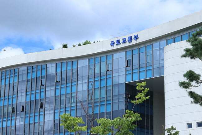 국토교통부(이하 국토부)가 등록임대 사업자의 의무 임대보증 관리 강화 등을 위한 제도개선을 추진한다.