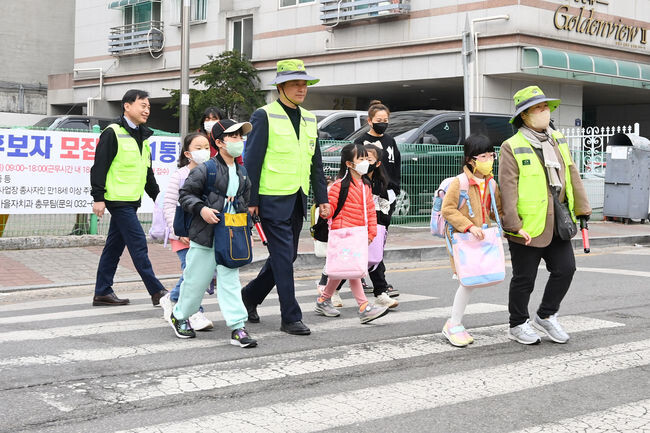 조용익 시장이 아이들이 안전하게 등교할 수 있도록 인솔하고 있다. (사진제공=부천시청)