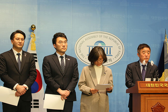 23일 오전 국회 소통관에서 열린 '해맑음센터 방문 결과 발표 기자회견'에서 정순신 검사특권 진상조사단이 기자회견을 진행하고 있다.