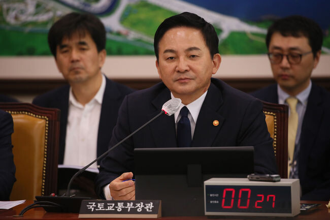 원희룡 국토교통부 장관이 23일 국회에서 열린 국토교통위원회 전체회의에 참석했다.