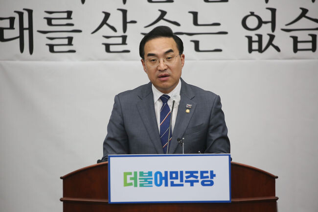 더불어민주당 박홍근 원내대표가 23일 서울 여의도 국회에서 열린 의원총회에 참석했다.