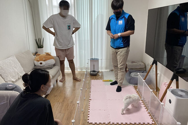 지난해 반려견과 반려인이 행동교정 훈련사와 함께 교육을 받고 있다.(사진=관악구청 제공)