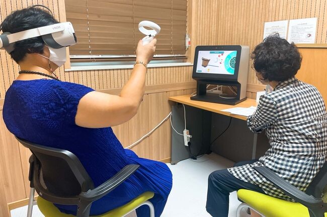 대상자가 VRAR프로그램을 체험하는 모습 (사진제공=부천시청)