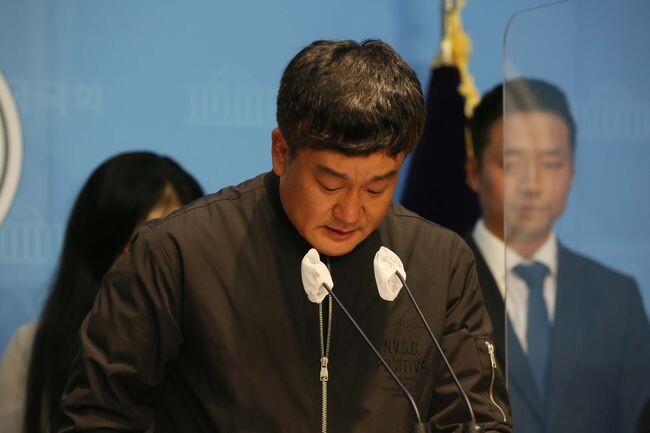 고인의 동생 이우진 작가가 27일 국회 소통관에서 열린 &lsquo;검정고무신 故 이우영 작가 사건 대책위원회 기자회견&rsquo;에 참석했다.