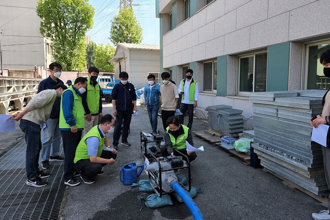 금천구청 치수과 직원들이 양수기를 점검하고 있다.(사진=금천구청 제공)