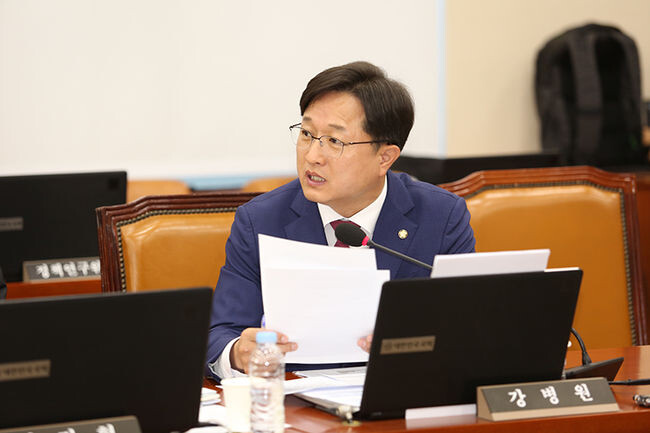 강병원 의원(더불어민주당·서울 은평 을)이 28일 은행법·보험업법·상호저축은행법·여신전문금융업법 개정안을 발의했다.
