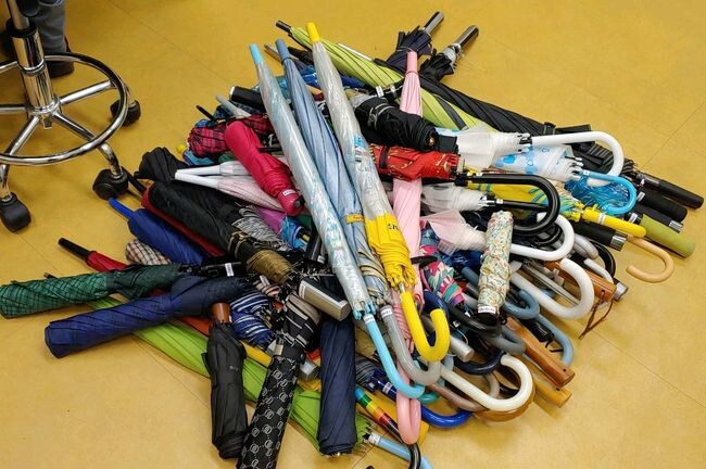 기부되거나 버스에 승객이 놓고 내린 우산 등 수거한 우산들은 단비우산수리 재생사업을 통해 새롭게 탄생한다. (사진제공=부천시청)