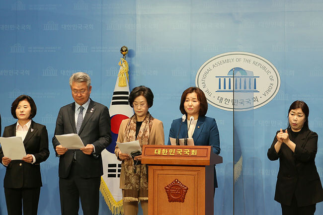 더불어민주당 초저출생·인구위기대책위원회(이하 대책위)가 29일 오전 국회 소통관에서 성명을 내고 발언하고 있다.