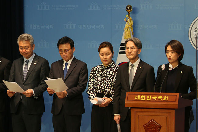 29일 오전 국회 소통관에서 열린 '윤석열 정권 공영방송 장악 관련 방통위 표적수사 규탄 기자회견'에서 더불어민주당 언론자유대책특별위원회·과학기술정보방송통신위원회(이하 위원회) 위원들이 기자회견을 진행하고 있다.