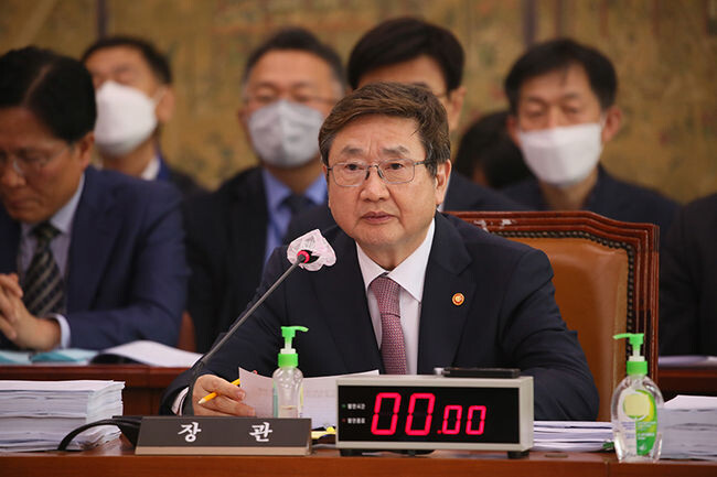9일 오후 국회에서 열린 '문화체육관광위원회(이하 문체위) 전체회의'에서 박보균 문화체육관광부 장관이 의원들의 질의에 답변하고 있다.