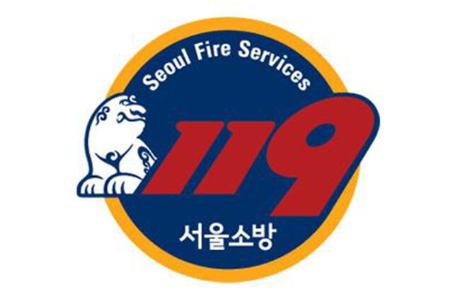 서울시 소방재난본부는 &ldquo;화재현장에서 몸을 사리지 않은 소방관 2명이 시민의 소중한 생명을 구했다&rdquo;고 밝혔다.