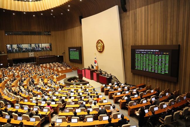 3일 국회에서 열린 본회의에서 &lsquo;2030 부산세계박람회의 성공적 유치 및 개최를 위한 결의안&rsquo;을 참석 의원 239명 만장일치로 의결했다.