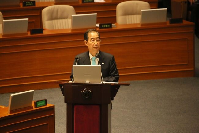 한덕수 국무총리와 3일 서울 여의도 국회 본회의장에서 열린 제405회국회(임시회) 제1차 본회의에서 진행된 정치·외교·통일·안보에 관한 질문에 참석했다.